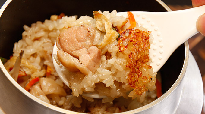 炊き立ての釜めしをどうぞ